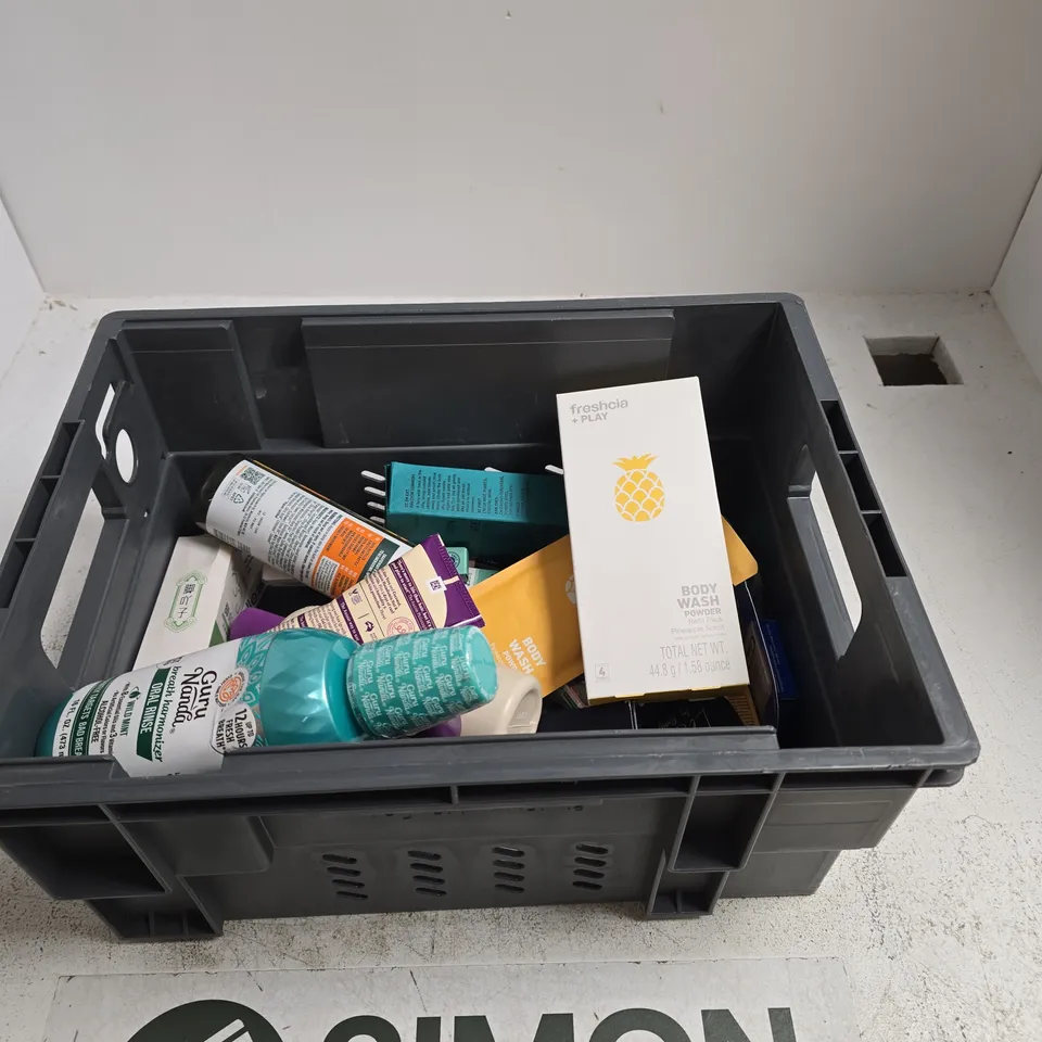 TOTE OF APPROXIMATELY 10 ASSORTED BEAUTY ITEMS INCLUDING FRESHCIA + PLAY BODY WASH POWDER, AUSSIE BOUNCY CURLS SHAMPOO AND BAUME CHASSE INSECTES