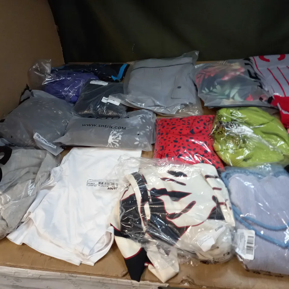 BOX OF APPROX 35 ASSORTED CLOTHING ITEMS TO INCLUDE - DRESSES, T-SHIRTS AND TROUSERS