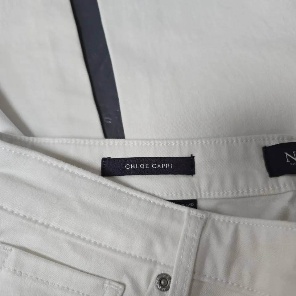 NYDJ CHLOE CAPRI JEANS – WHITE, UK 8