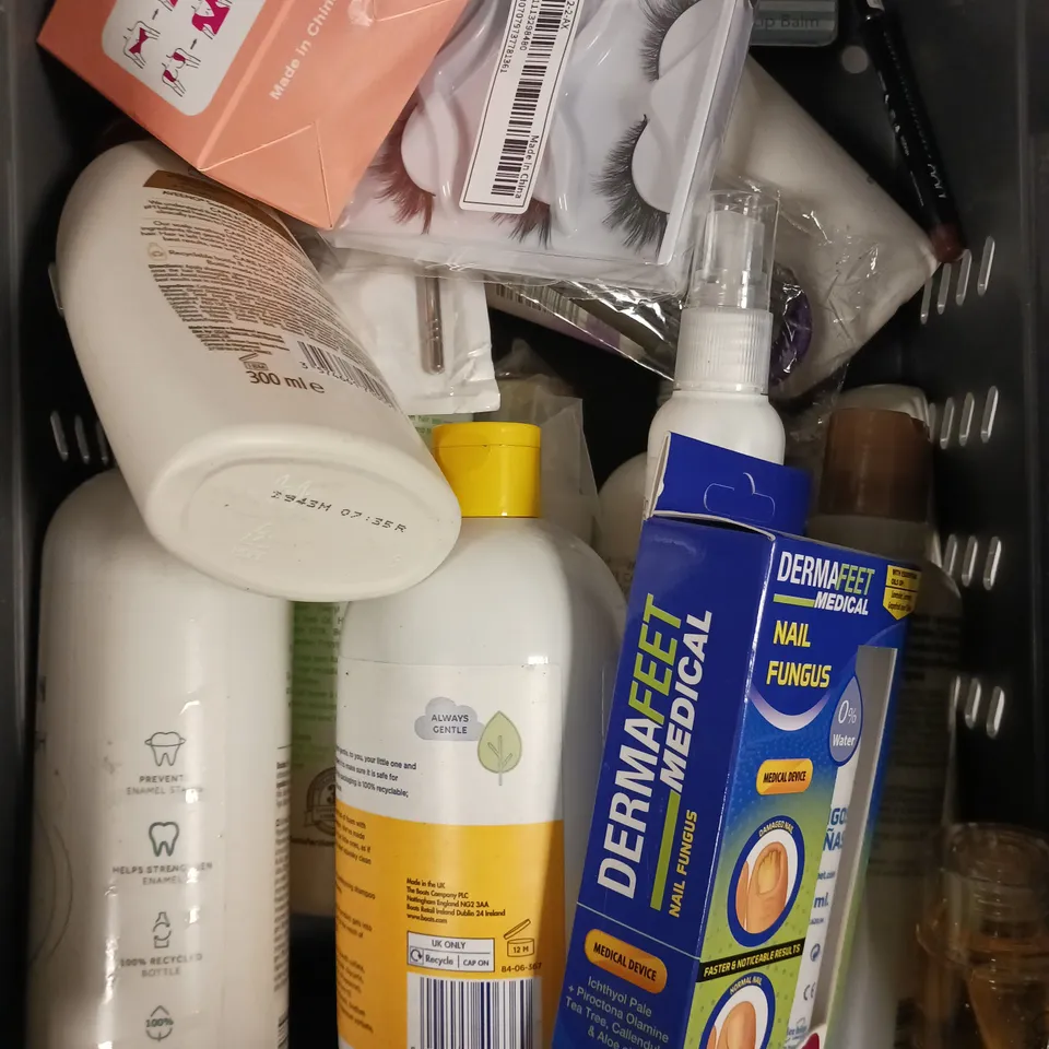 APPROXIMATELY 20 ASSORTED HEALTH & BEAUTY PRODUCTS TO INCLUDE WAKEN MOUTHWASH, AVEENO MILK BLEND, BOOB TAPE ETC 