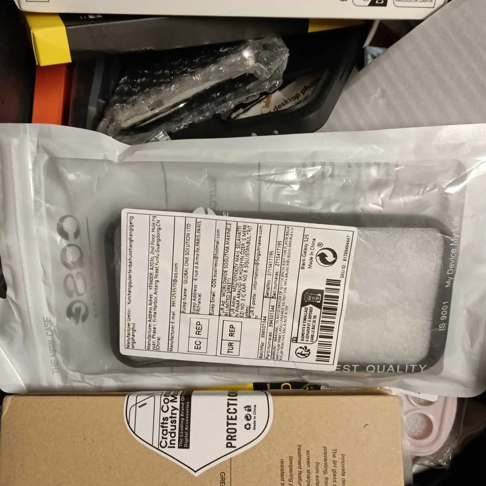 APPROXIMATELY 20 ASSORTED SMARTPHONE ACCESSORIES TO INCLUDE CHARGING CABLES, POWERBANKS, PHONE CASES ETC 