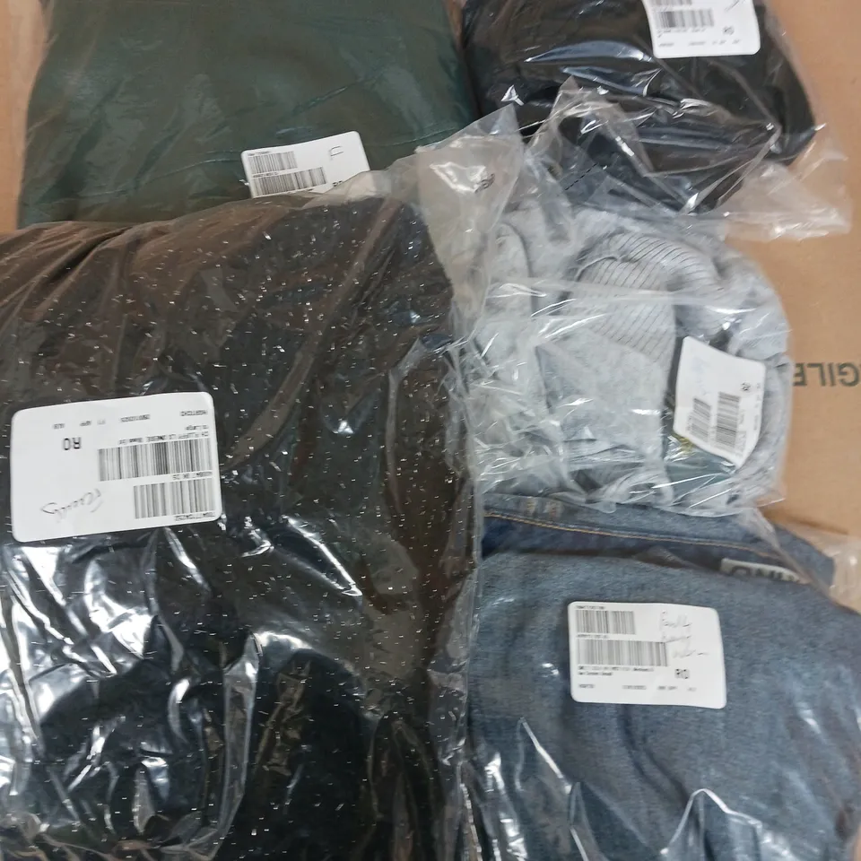 BOX OF APPROXIMATELY 15 ASSORTED CLOTHING ITEMS IN VARIOUS STYLES, COLOURS AND SIZES