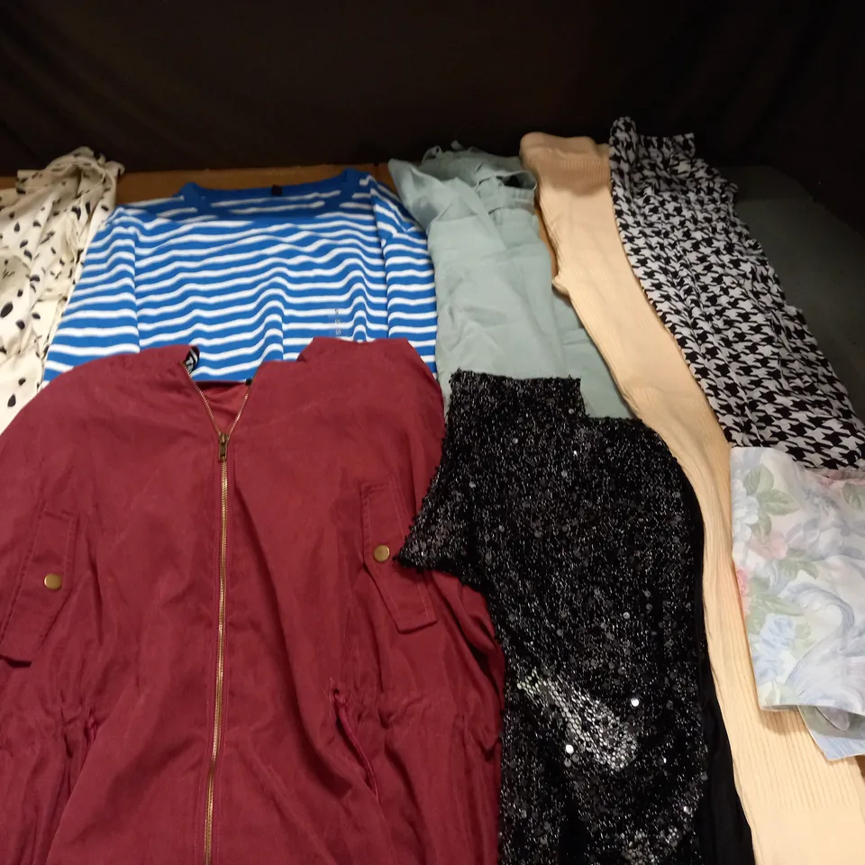 LARGE QUANTITY OF ASSORTED CLOTHING ITEMS TO INCLUDE PRETTYLITTLETHING AND H&M