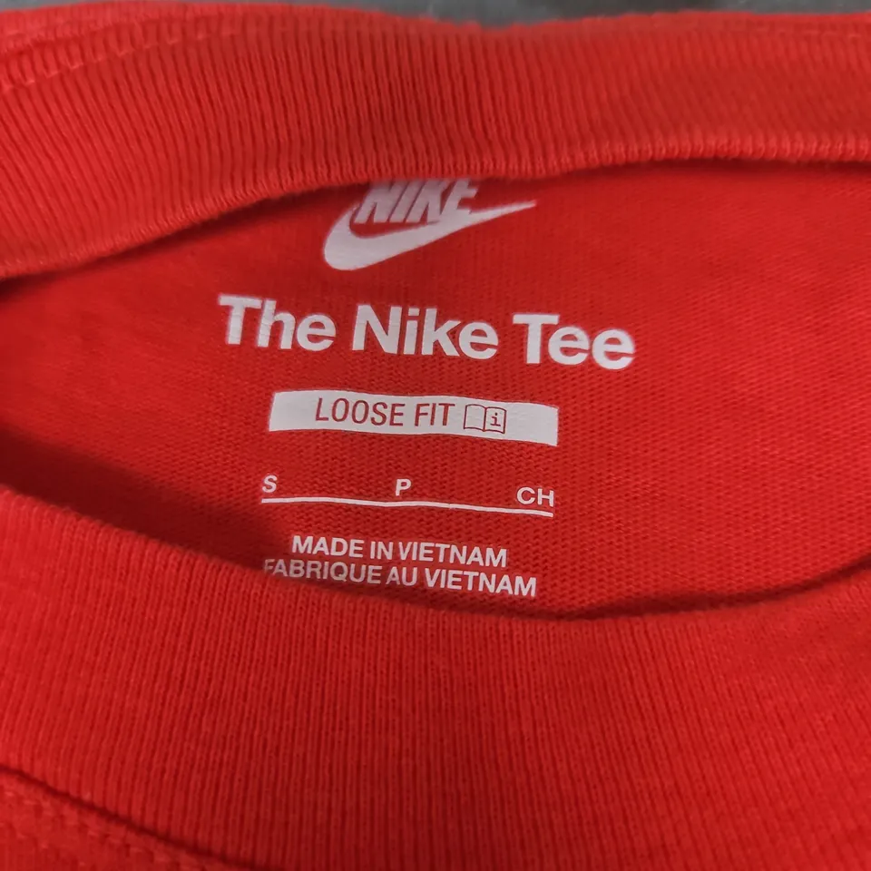 NIKE THE NIKE TEE – RED LOOSE FIT T‑SHIRT (SIZE S)