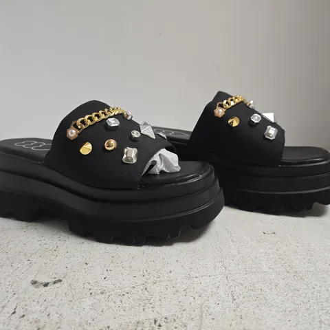 BOXED PAIR OF UNBRANDED PLATFORM OPEN TOE SLIDE SANDALS IN BLACK SIZE 8