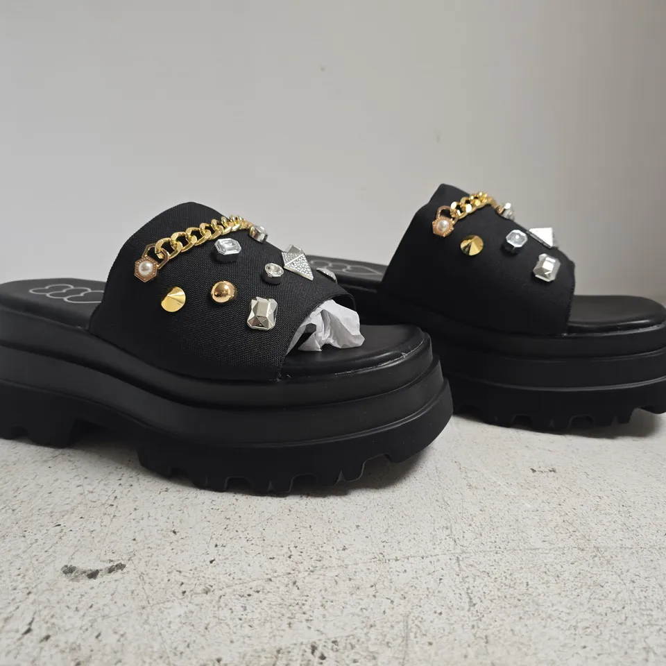 BOXED PAIR OF UNBRANDED PLATFORM OPEN TOE SLIDE SANDALS IN BLACK SIZE 8