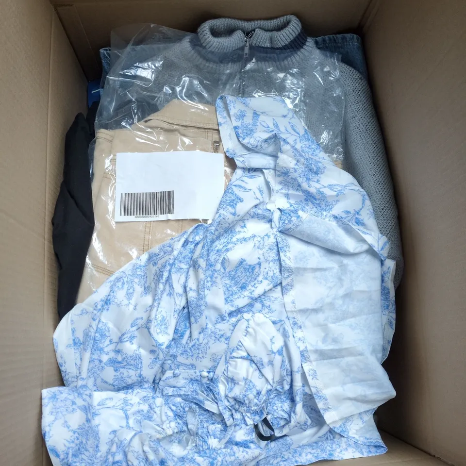 BOX OF APPROXIMATELY 20 ASSORTED CLOTHING ITEMS TO INCLUDE: KAIIA JOGGING BOTTOMS 