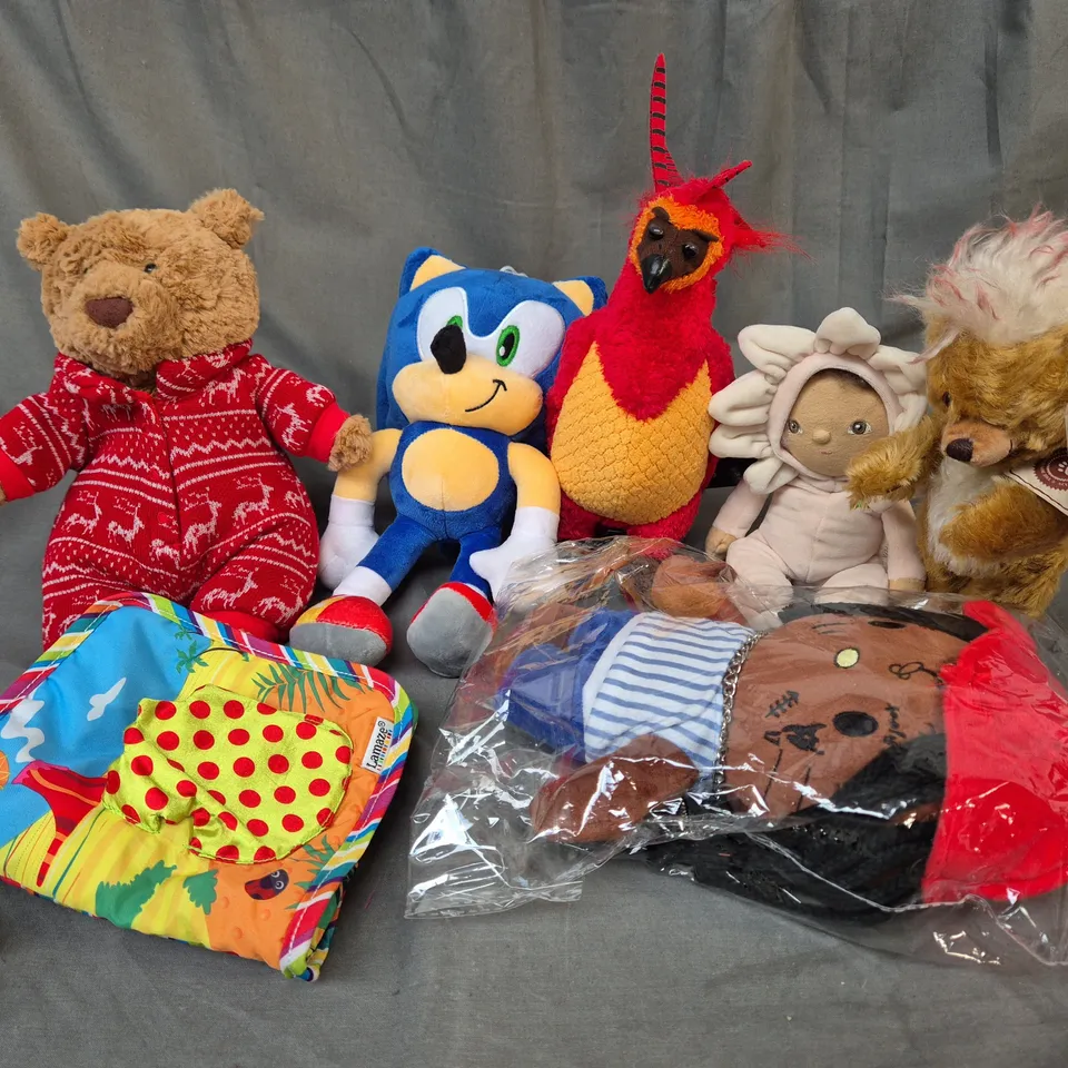 APPROXIMATELY 12 ASSORTED SOFT PLUSH TOYS TO INCLUDE HARRY POTTER FAWKES, SONIC THE HEDGEHOG