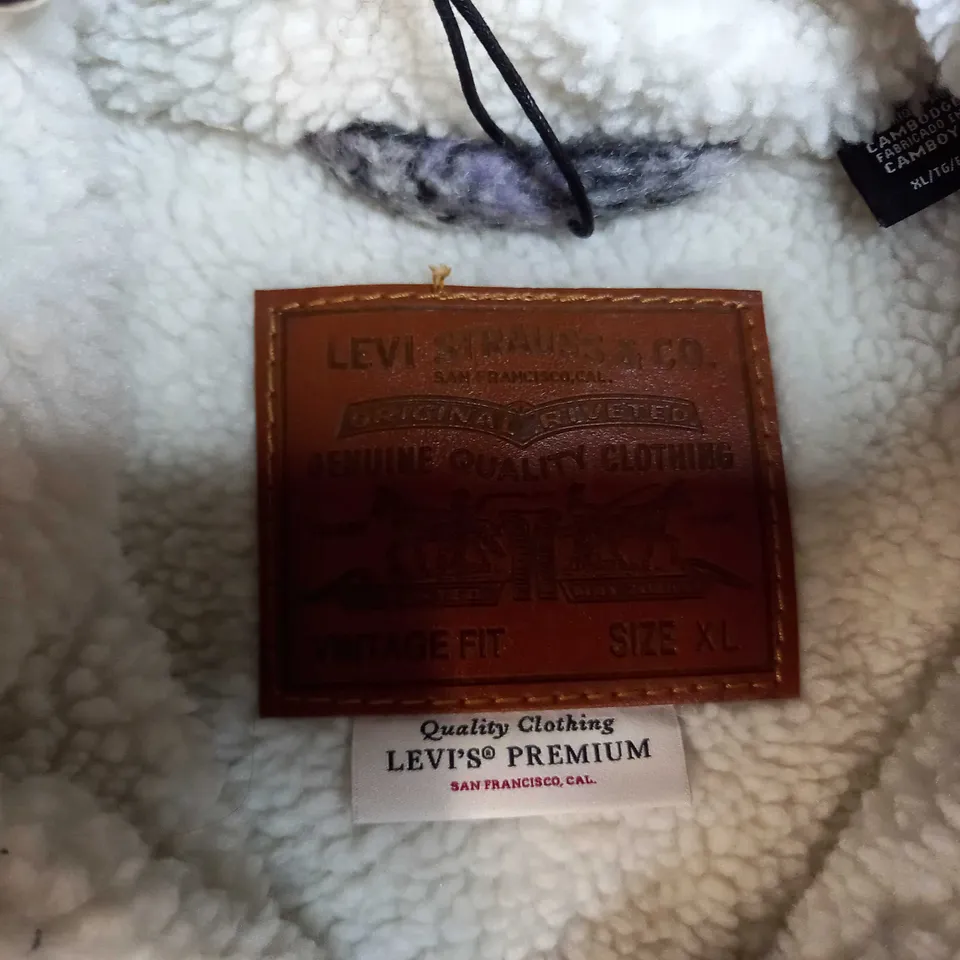 LEVIS VINTAGE TRUCKER JACKET WITH FLEECE LINING -SIZE XL