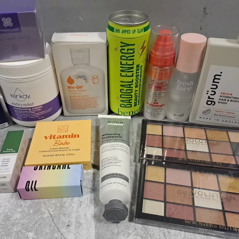 APPROX 15 ASSORTED BEAUTY PRODUCTS TO INCLUDE BIO-OIL BODY LOTION, REVOLUTION EYESHADOW PALETTES, BOKA TEETH WHITENING TOOTHPASTE, ETC 