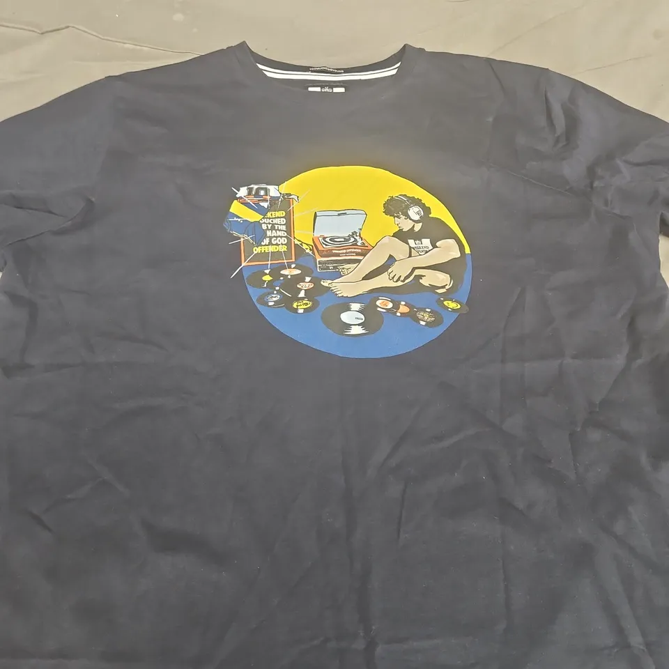 WEEKEND OFFENDER T-SHIRT – GRAPHIC CIRCLE PRINT XXL