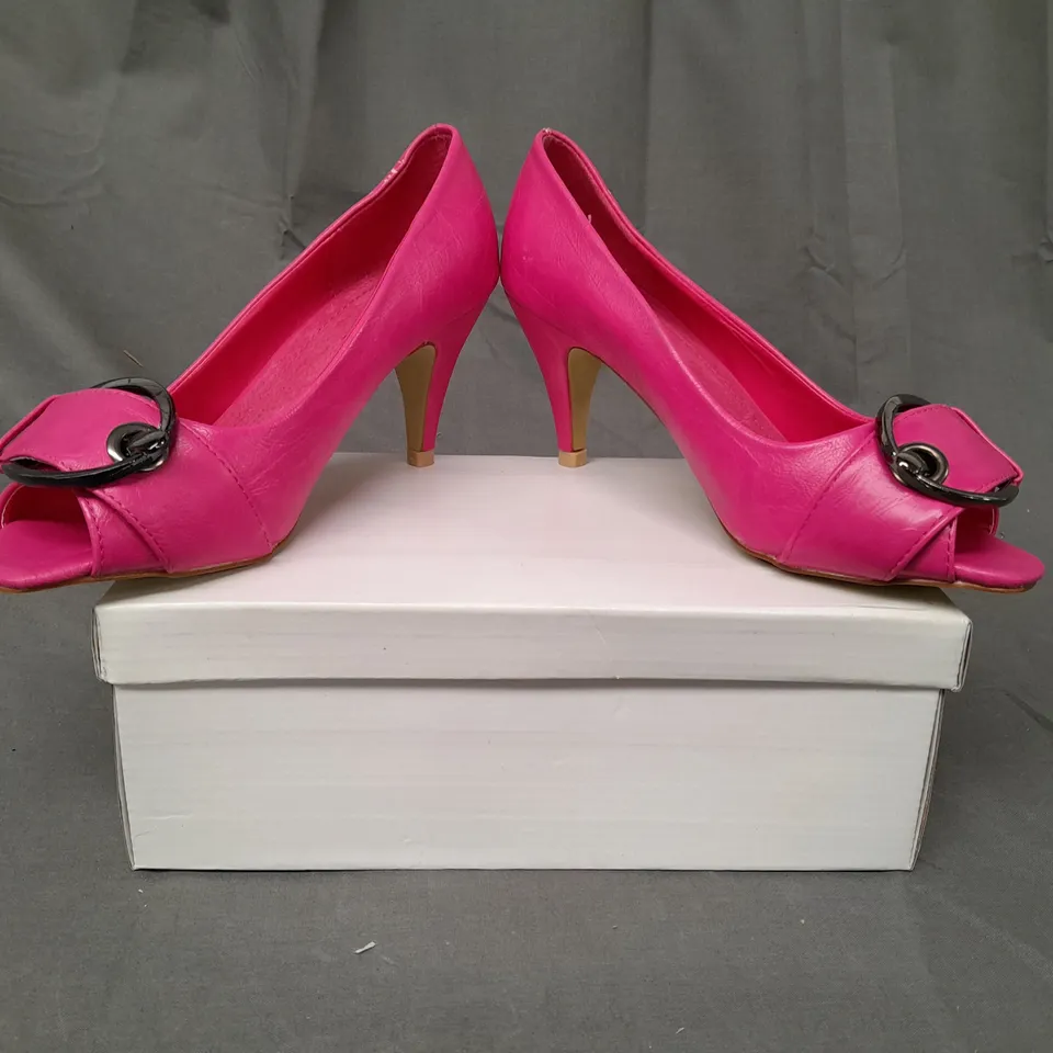 BOXED PAIR OF DESIGNER OPEN TOE MID HEELED SHOES IN FUCHSIA EU SIZE 36
