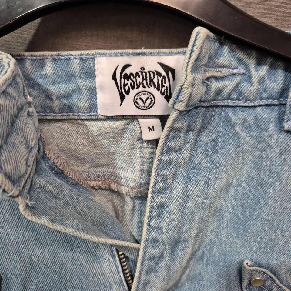 WOMEN’S LIGHT-WASH DENIM JEANS WITH FLORAL EMBROIDERY – SIZE M