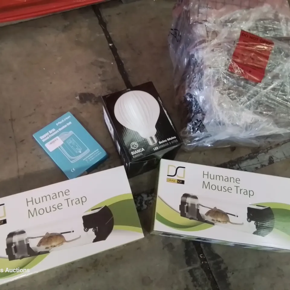 PALLET OF ASSORTED ITEMS TO INCLUDE, HUMANE MOUSE TRAPS, WIRE STORAGE BASKETS, SCREEN PROTECTORS, FOOD HYGIENE SIGNS.