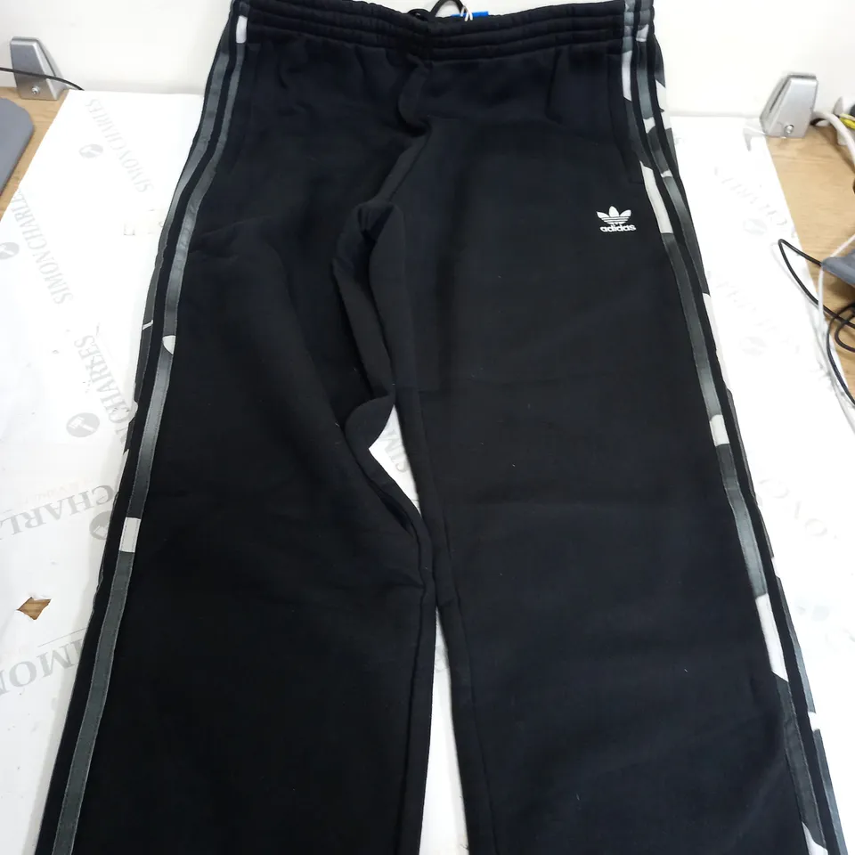 ADIDAS CAMO STRIPE CAMO SWEATPANTS IN BLACK - UK LARGE