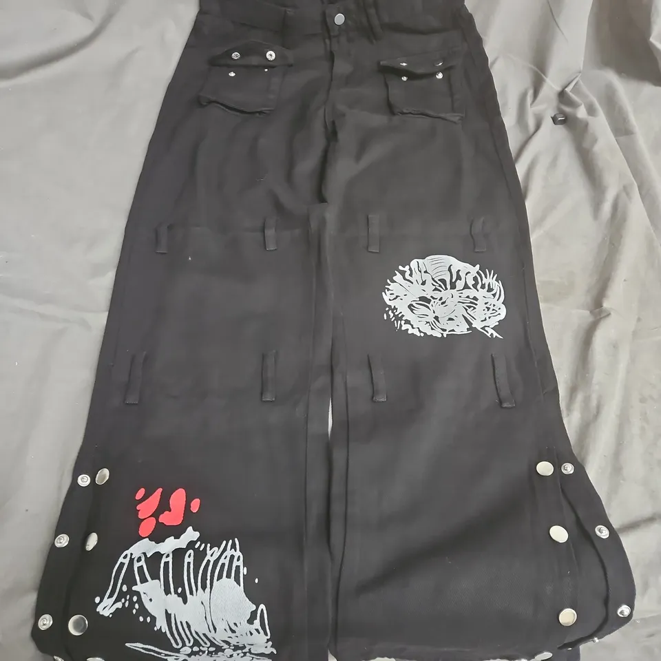 BLACK CARGO TROUSERS WITH GRAPHICS 