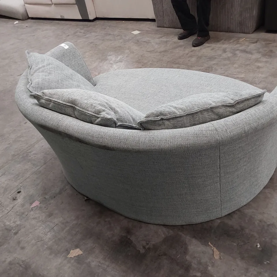 QUALITY  DESIGNER OVAL SNUGGLE CHAIR WITH SCATTER CUSHIONS LIGHT BLUE FABRIC