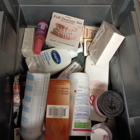 APPROXIMATEY 20 ASSORTED HEALTH AND BEAUTY PRODUCTS TO INCLUDE - FAITH IN NATURE SHAMPOO - AVEENO KIDS BODY LOTION AND A MAKE UP BRUSH SET