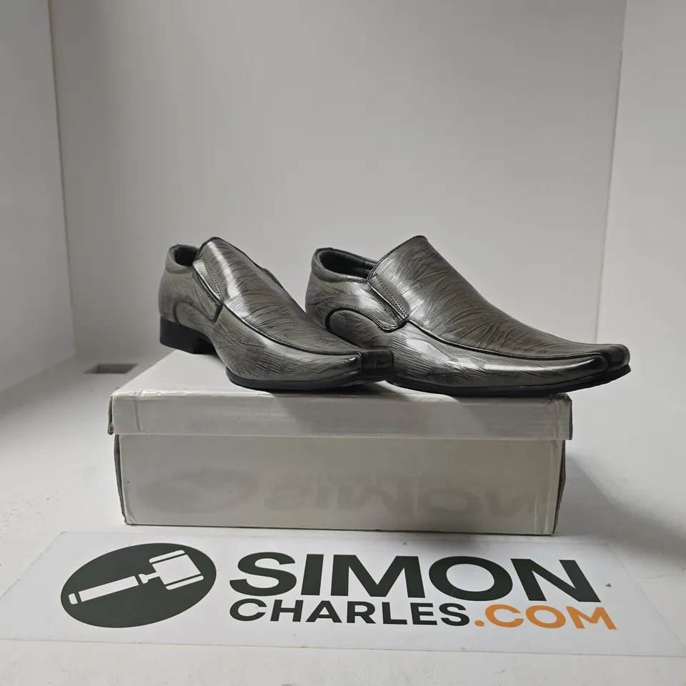 BOXED PAIR OF UNBRANDED MENS LEATHER LINED SNAKE SKIN PRINT SHINY PATENT LEATHER SHOES SIZE EU 42