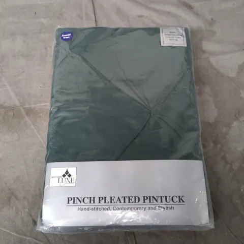 NORTHERN LUXE PINCH PLEATED PINTUCK DUVET SET – KING, EMERALD GREEN (DUVET 230X220 CM + 2 PILLOWCASES 50X75 CM)