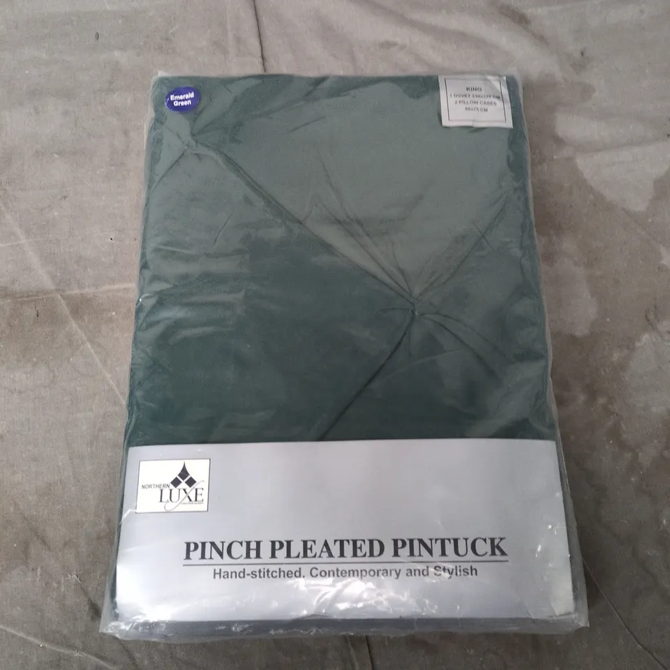 NORTHERN LUXE PINCH PLEATED PINTUCK DUVET SET – KING, EMERALD GREEN (DUVET 230X220 CM + 2 PILLOWCASES 50X75 CM)