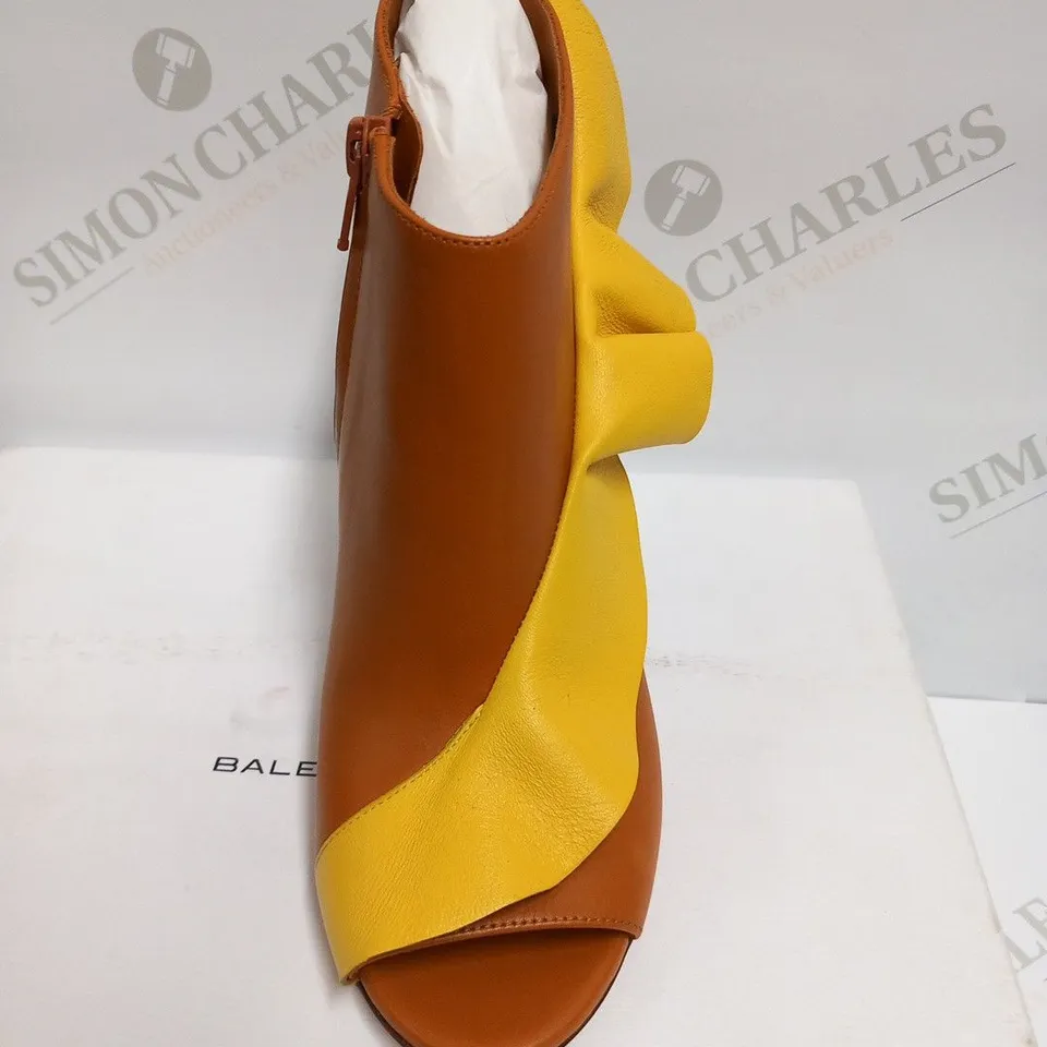 BOXED PAIR OF BALENCIAGA RENARD/MIMOSA LEATHER SANDALS SIZE 38