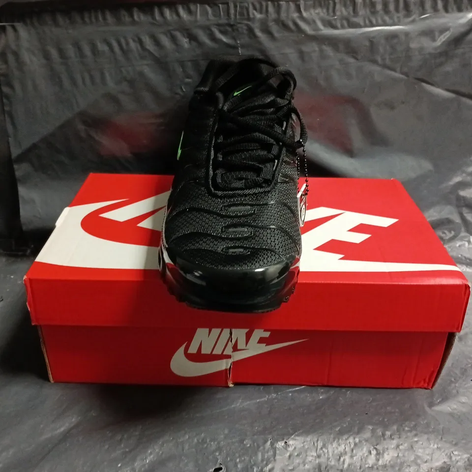 BOXED PAIR OF NIKE AIR MAX PLUS TRAINERS IN BLACK/GREEN SIZE UK 6