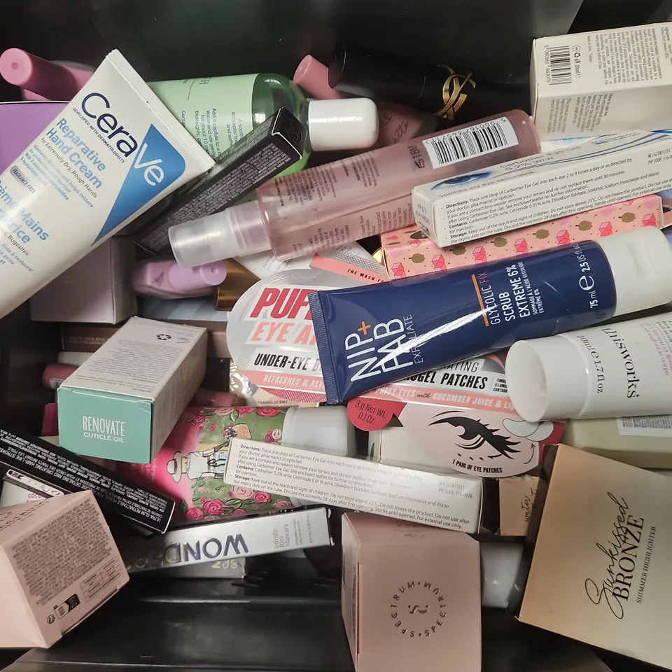 APPROXIMATELY 15 ASSORTED HEALTH & BEAUTY PRODUCTS TO INCLUDE THE BODY SHOP BODY YOGHURT, ALOE VERA TOOTHPASTE, OLE HENRIKSEN PEPTIDE BOOSTER MOISTURISER, ETC
