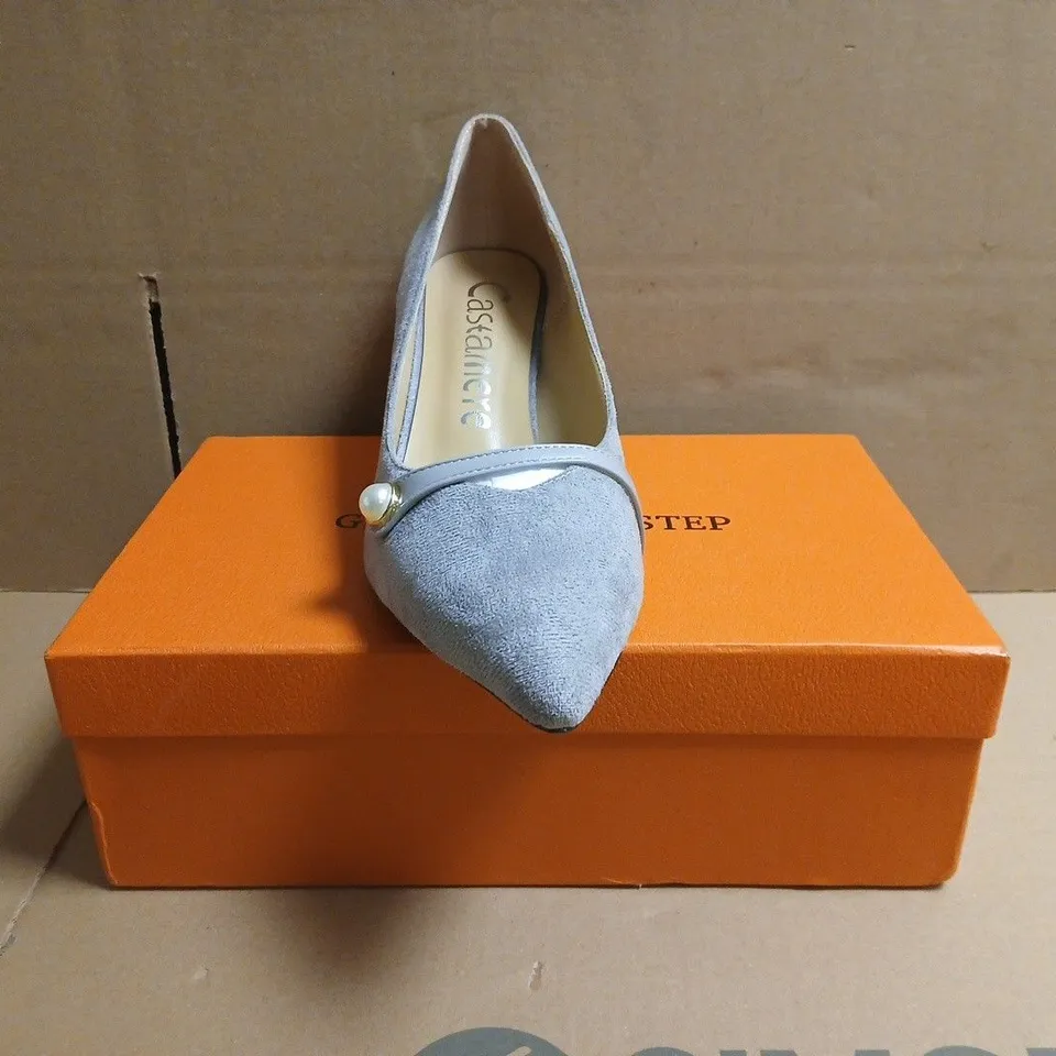 BOXED PAIR OF CASTAMERE POINTED TOE HEELED SHOES IN GREY SIZE EU 42