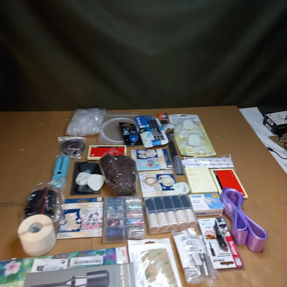 LOT OF ASSORTED ITEMS TO INCLUDE SOCKET COVERS, PENS AND DIAMOND PAINTINGS