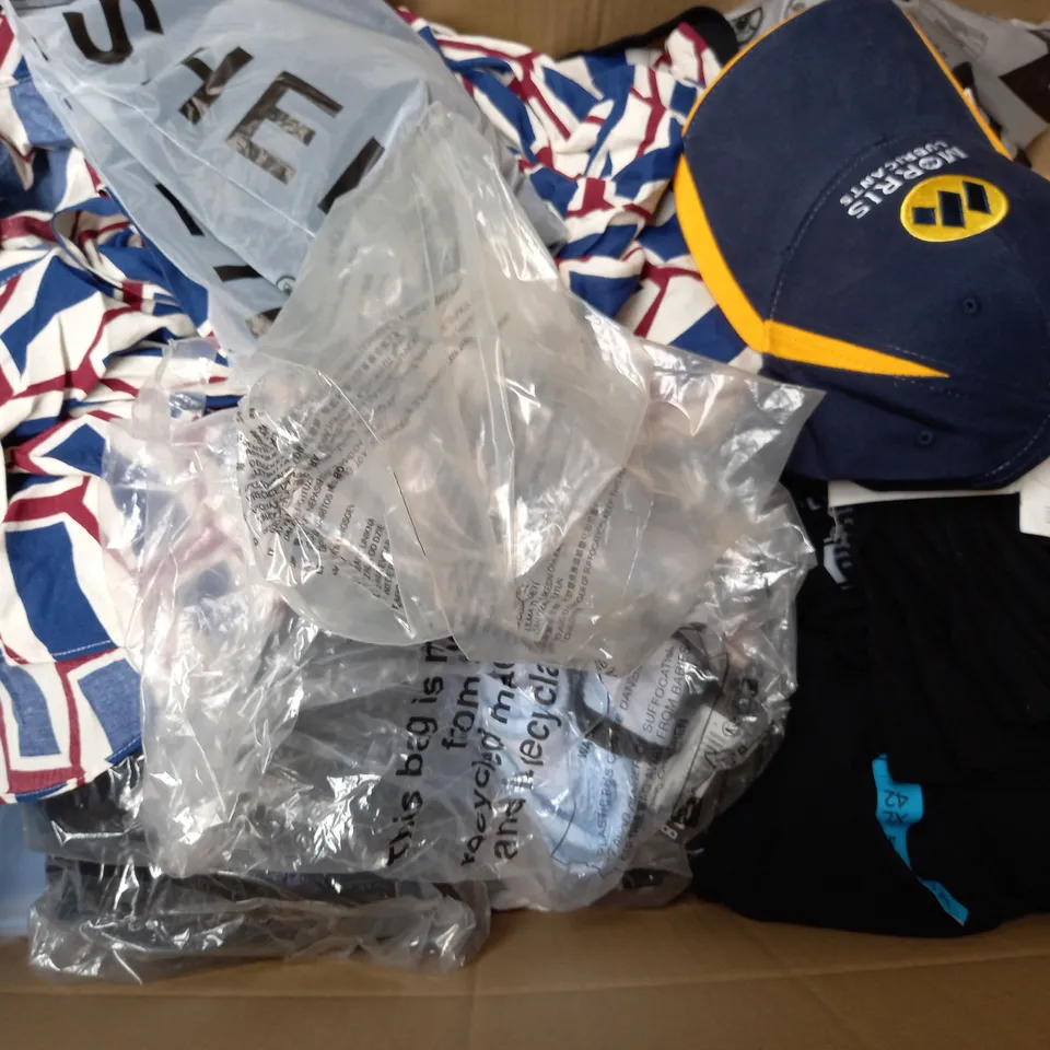 BOX OF APPROXIMATELY 25 ASSORTED CLOTHING ITEMS TO INCLUDE - SOCKS , BOXERS , HAT ETC