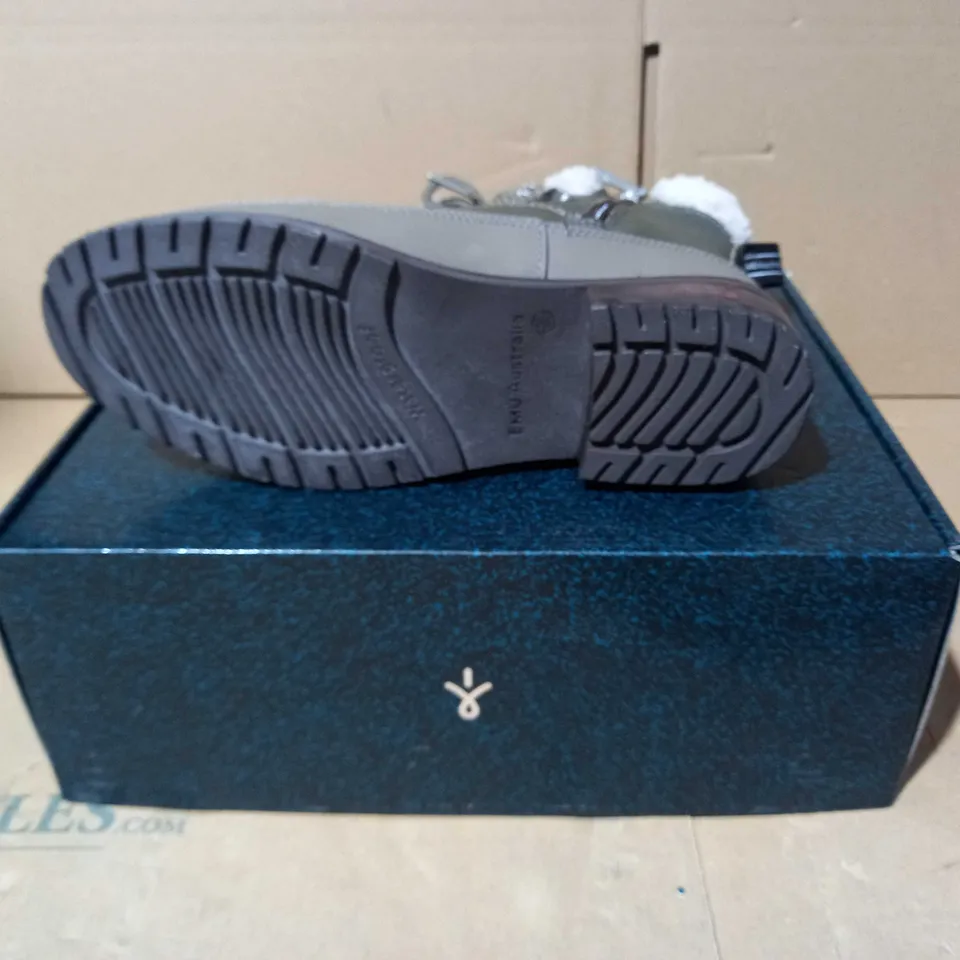 BOXED PAUR OF EMU OKAB FAUX LEATHER BOOTS IN DARK OLIVE UK SIZE 5