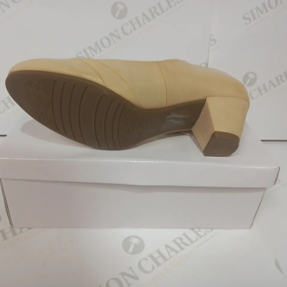 BOXED PAIR OF AJVANI HEELED FOOTWEAR IN BEIGE UK SIZE 6