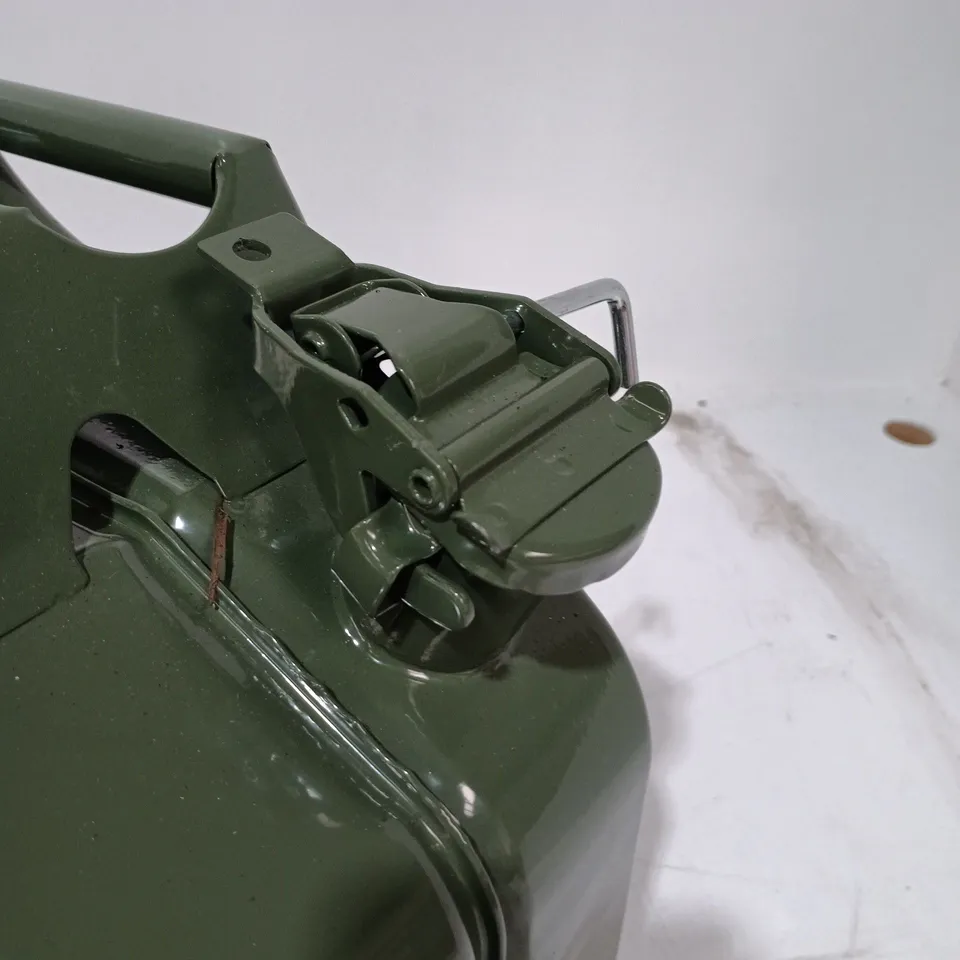 10L GREEN METAL LIQUID CONTAINER WITH LOCKABLE SPOUT