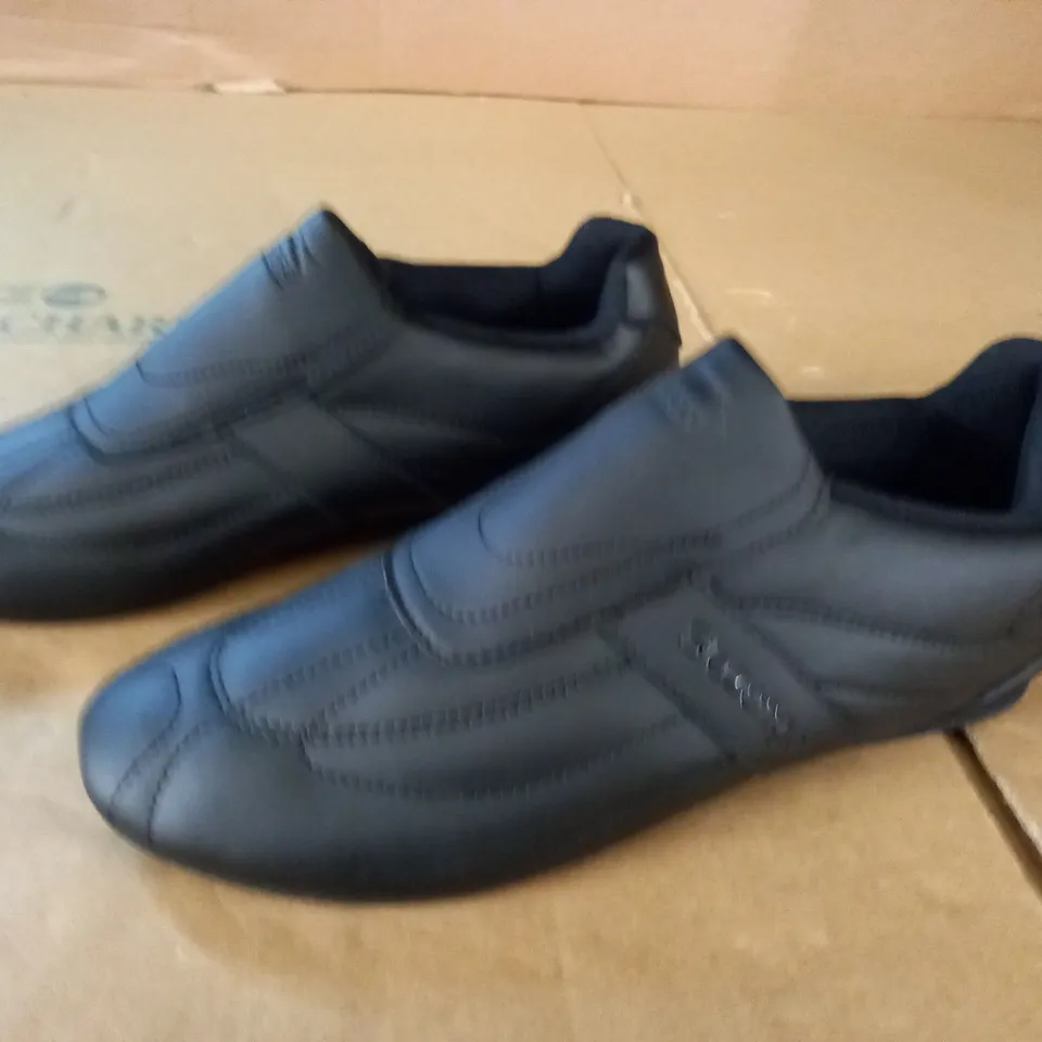 PAIR OF SLAZENGER BLACK SHOES - 40