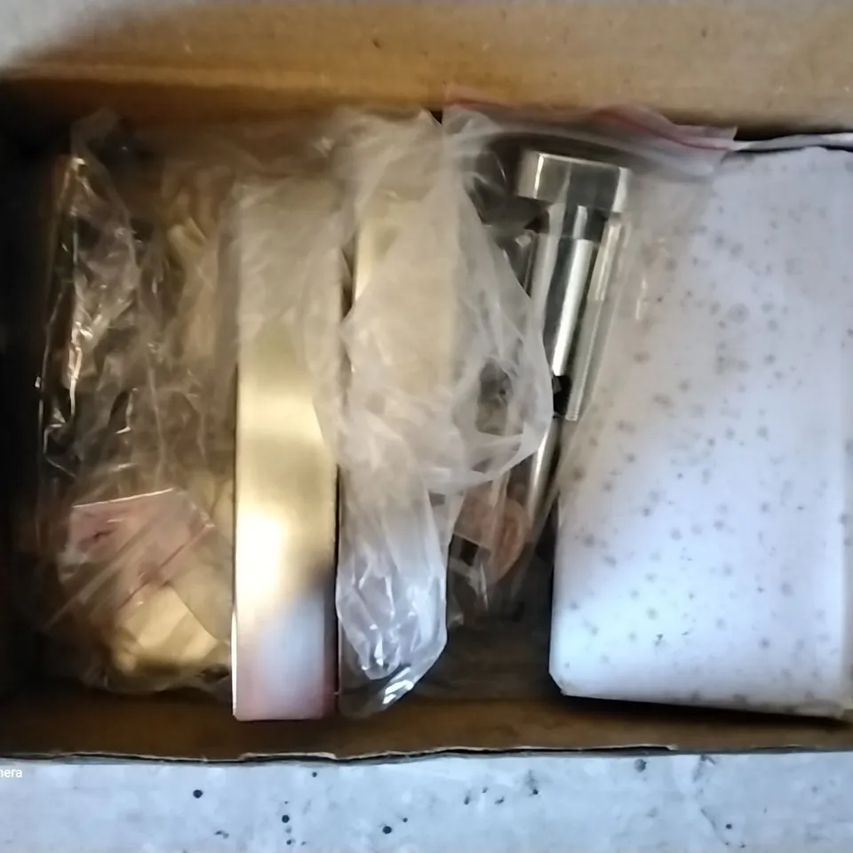 PALLET OF 8 C&M DOORS 198×75×4CM, 6 BOXED D.KER DOOR HANDLE SETS, 2 BOXES OF APPROXIMATLY 18 SEALED HSJ HINGES HARDWARE