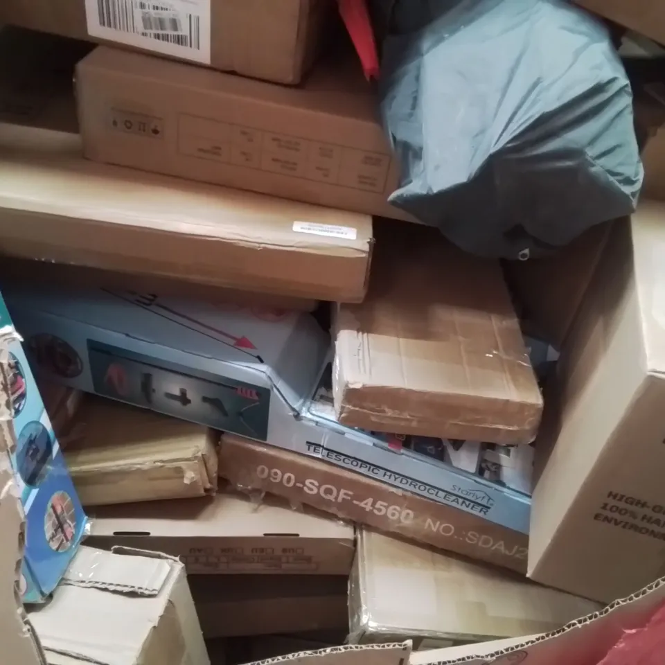 PALLET CONTAINING VARIOUS ASSORTED BOXED HOUSEHOLD ITEMS TO INCLUDE: EXTENDABLE WATER BRUSH, PLAYPEN, DESK STAND CLAMP, WALL MOUNTED BATHROOM MIRROR AND LOTS MORE UNMARKED BOXED ITEMS 