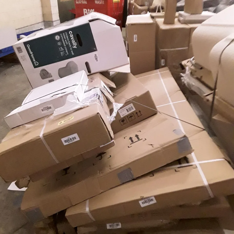 PALLET OF ASSORTED BATHROOM PARTS INCLUDING TOILET, SLIDING SHOWER DOORS & SHOWER TRAYS