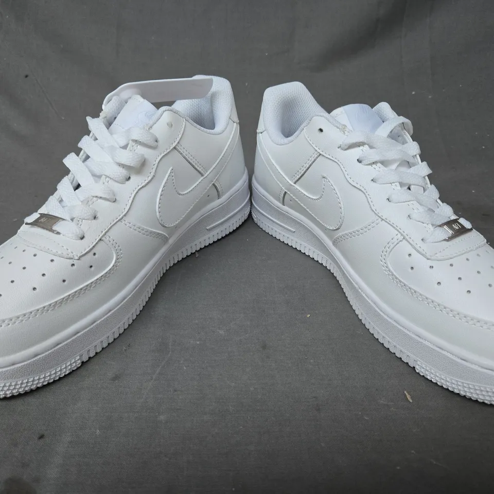 PAIR OF NIKE AIR FORCE 1 SHOES IN WHITE UK SIZE 5.5