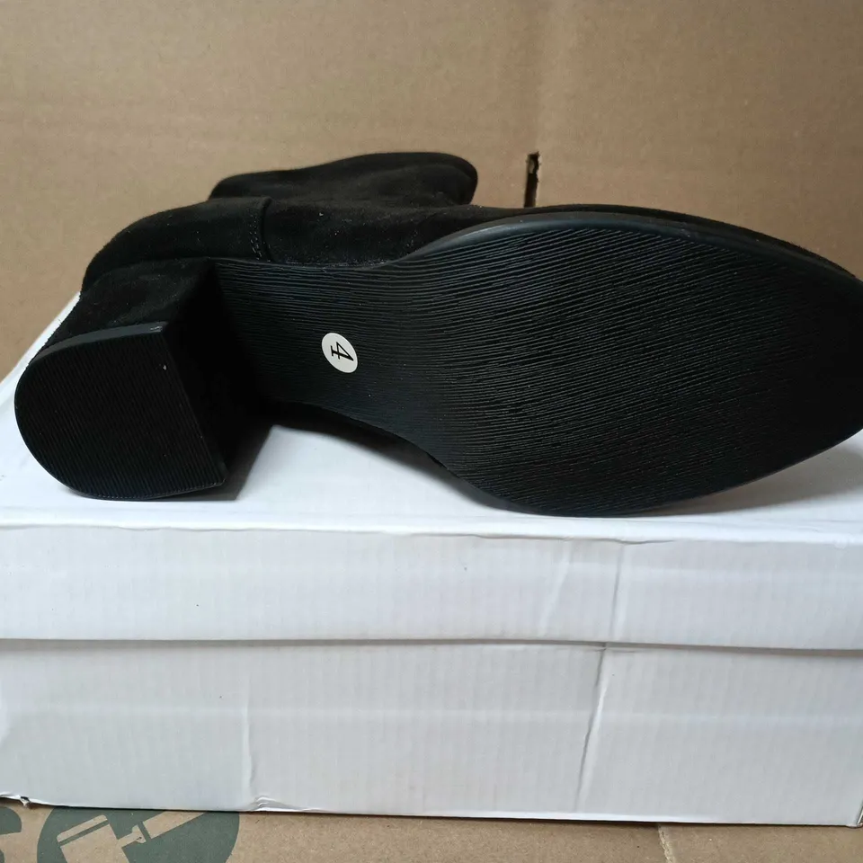 BOXED PAIR OF SHOES BY EMMA BLACK SUEDE ANKLE BOOTS – SIZE 4
