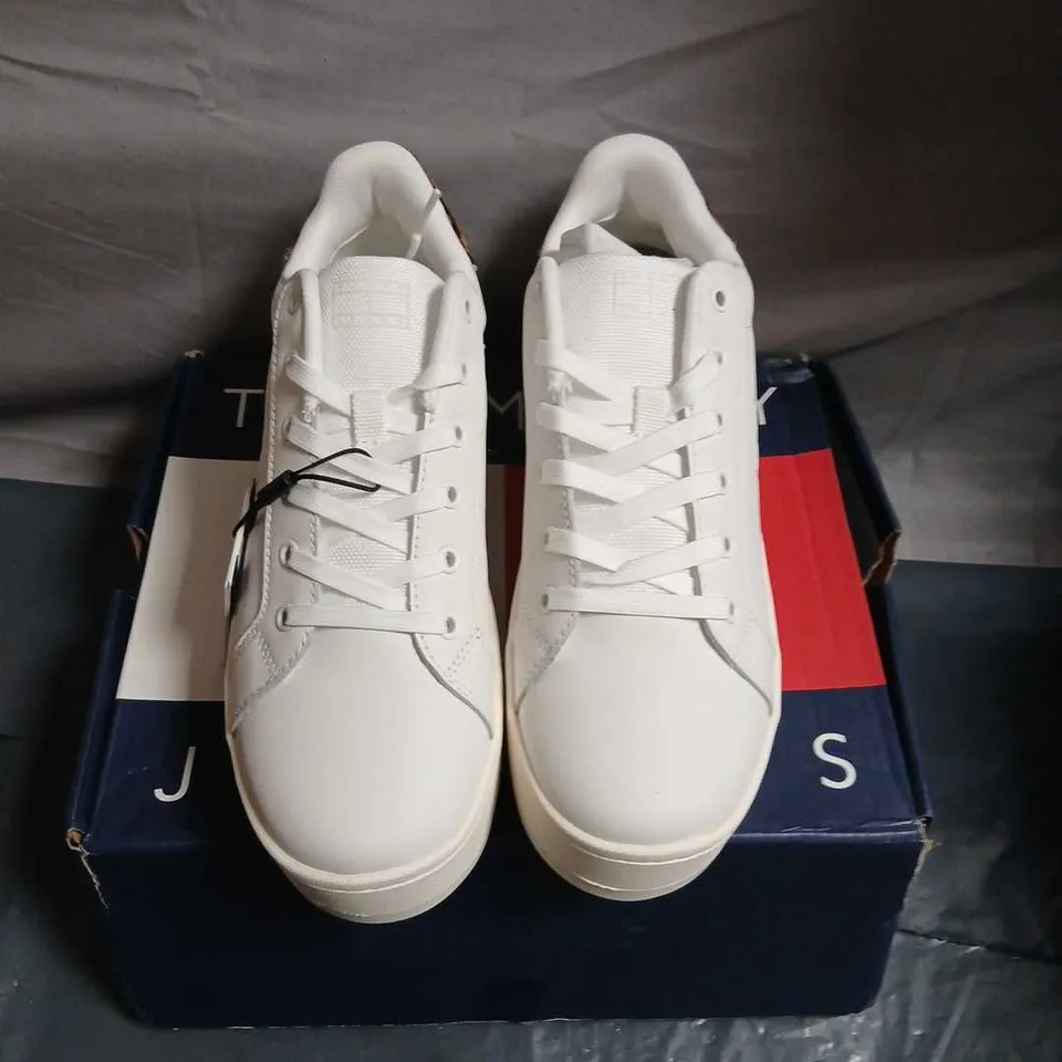 TOMMY JEANS WHITE PLATFORM SNEAKERS WITH LEOPARD HEEL DETAIL – UK 5.5 (EU 38)