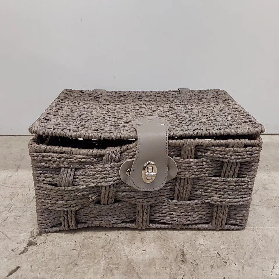 SMALL WICKER STORAGE BASKET (1 ITEM)