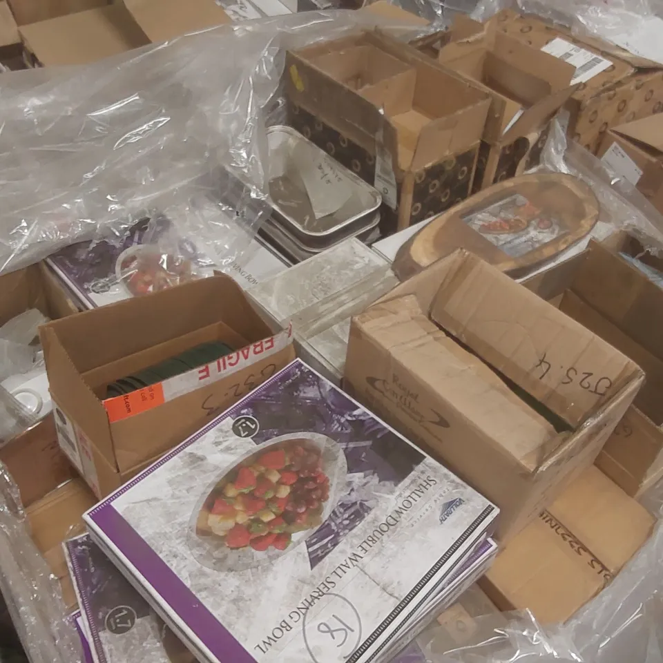 PALLET CONTAINING A VERY LARGE QUANTITY OF ASSORTED CATERING PRODUCTS INCLUDING: VOLLRATH SHALLOW DOUBLE WALL SERVING BOWLS, TRUYS SMALL DISHES, UTOPIA PLATES, OVAL FOOD DISPLAY BOARD ECT