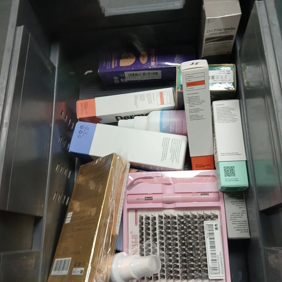 APPROXIMATEY 20 ASSORTED HEALTH AND BEAUTY PRODUCTS TO INCLUDE DR MELAXIN PEEL SHOT, SIMPLE SOAP AND DR SQUATCH STICK DEODORANT
