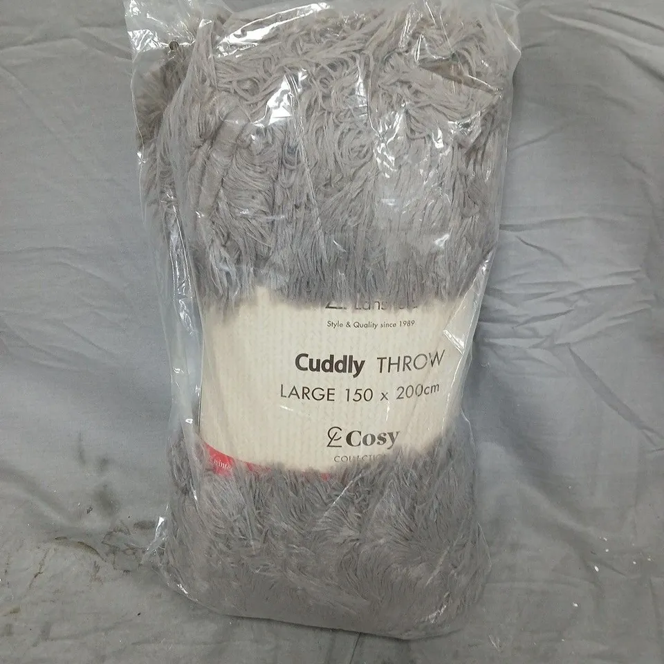 CATHERINE LANSFIELD CUDDLY THROW IN DARK GREY (150X200CM)