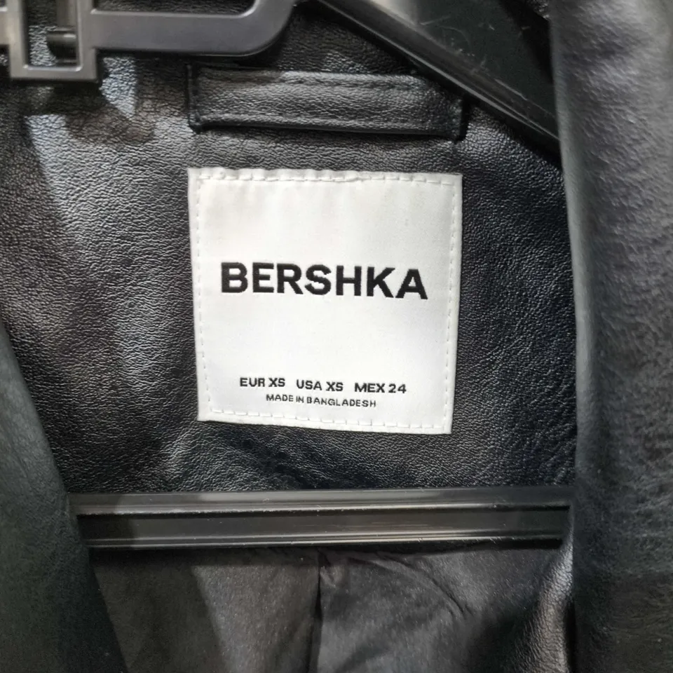BERSHKA WOMEN'S BLACK FAUX LEATHER-LOOK TRENCH COAT WITH BELT - SIZE XS