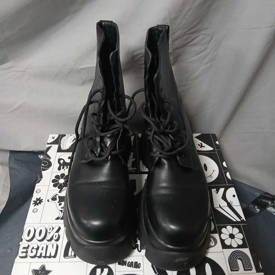 KOI FOOTWEAR BLACK PLATFORM LACE-UP COMBAT BOOTS SIZE 7