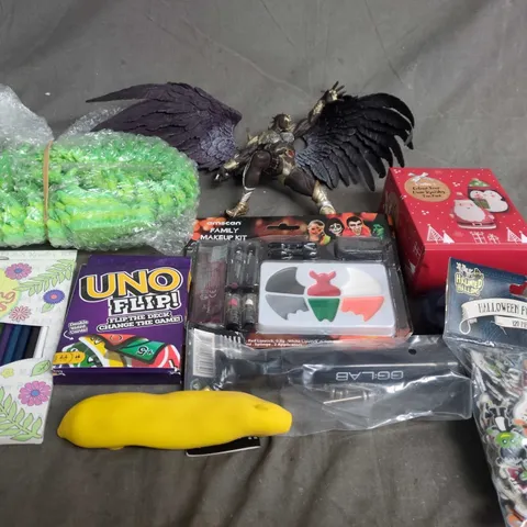 APPROXIMATELY 10 ASSORTED TOYS & GAMES PRODUCTS TO INCLUDE HALLOWEEN MAKE UP, COULOURING PENCILS AND UNO