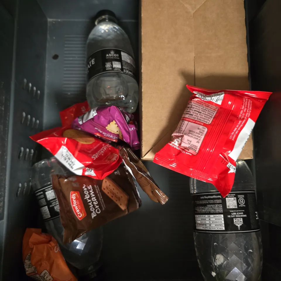 APPROXIMATELY 10 ASSORTED FOOD/DRINK PRODUCTS TO INCLUDE SHORTBREAD, VANILLA FUDGE, DRINKS BISCUITS ETC 