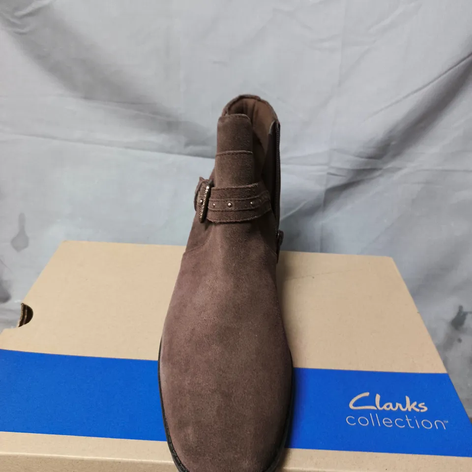 BOXED PAIR OF CLARKS BROWN SUEDE ANKLE BOOTS – SIZE 7
